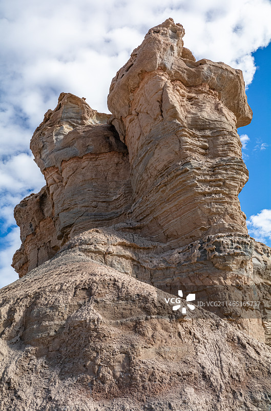 中国新疆荒漠上的雅丹地貌图片素材