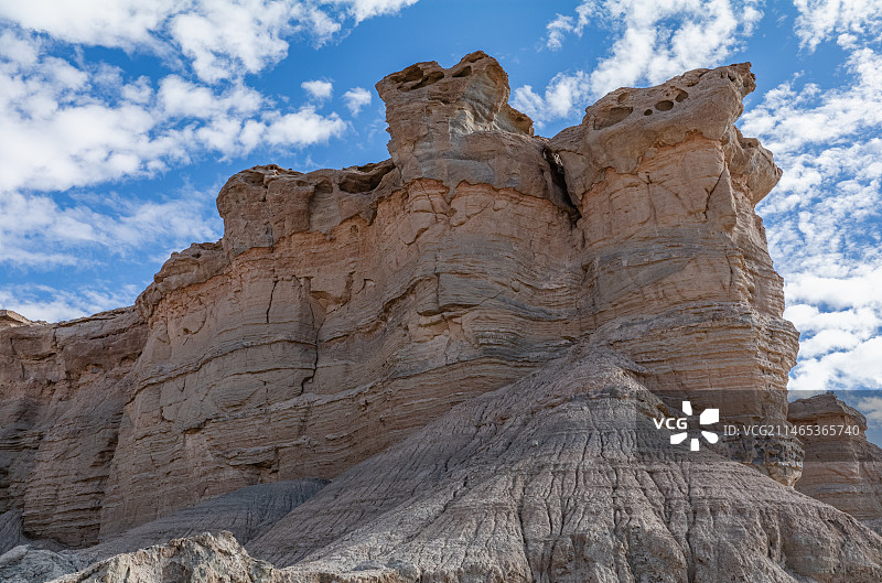 中国新疆荒漠上的雅丹地貌图片素材