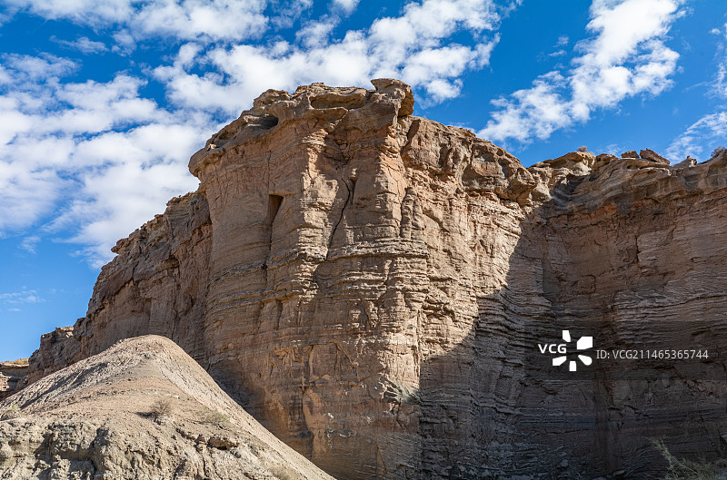 中国新疆荒漠上的雅丹地貌图片素材