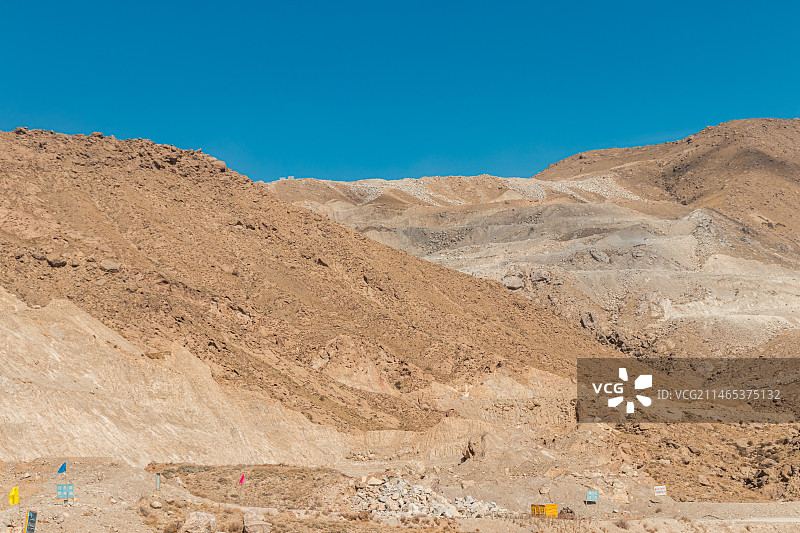 中国西部新疆的矿山图片素材