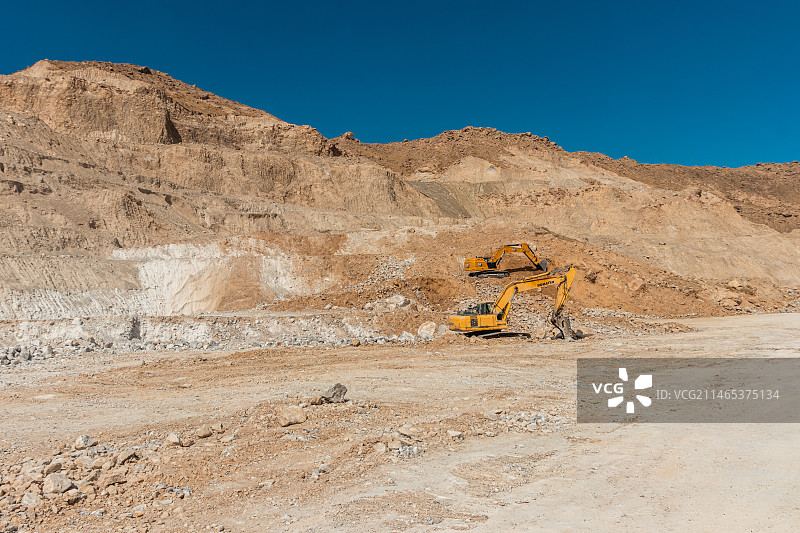 中国西部新疆的矿山图片素材
