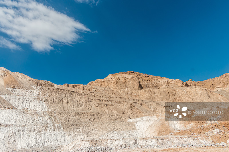 中国西部新疆的矿山图片素材