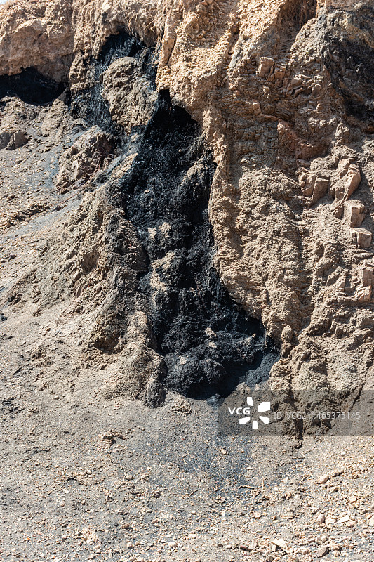 出露在地表的黑色煤层图片素材