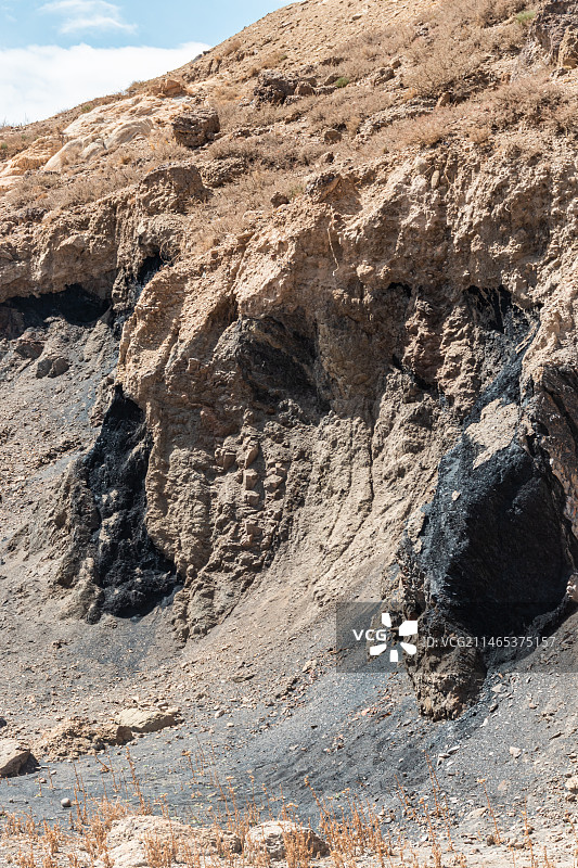 出露在地表的黑色煤层图片素材