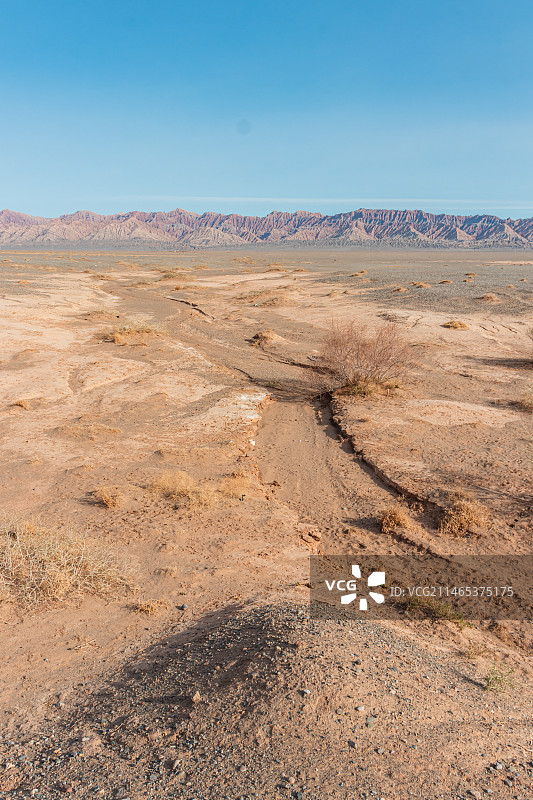 中国西部新疆干旱炎热的荒漠图片素材