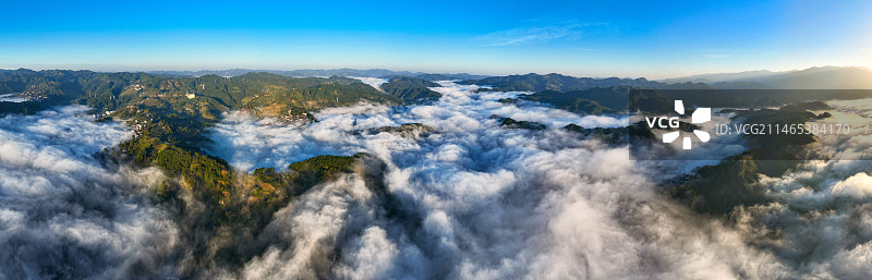 贵州雷山县城初冬的早晨云雾飘逸，用美丽告诉人们这是中国十大最好玩的地方图片素材