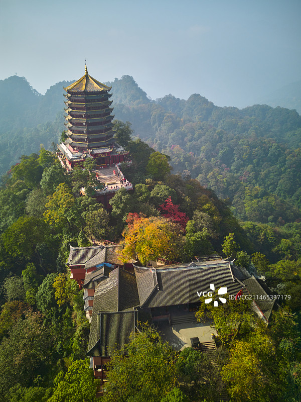 秋天云雾中的青城山老君阁图片素材