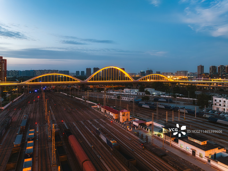 河南省郑州市地标建筑——彩虹桥（郑州北站）航拍夜景图片素材