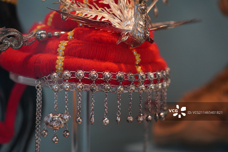 中国工艺美术馆精美红色凤冠图片素材