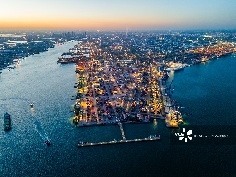 天津港集装箱码头夕阳夜景图片素材
