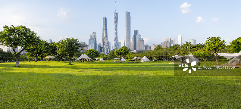 中国广州城市地标建筑和公园露营草地图片素材
