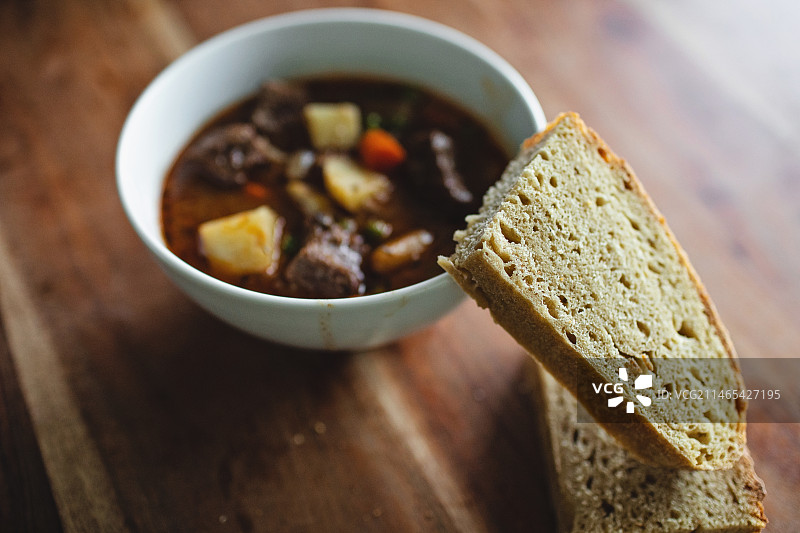搭配酸面包的丰盛牛肉汤，美国密苏里州圣查尔斯图片素材