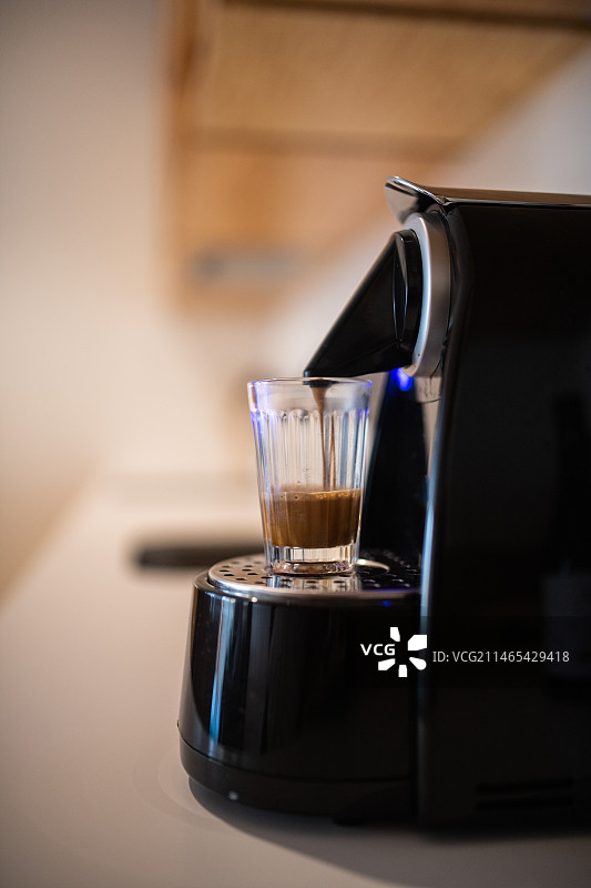 咖啡馆里的意式咖啡机特写，葡萄牙波尔图图片素材