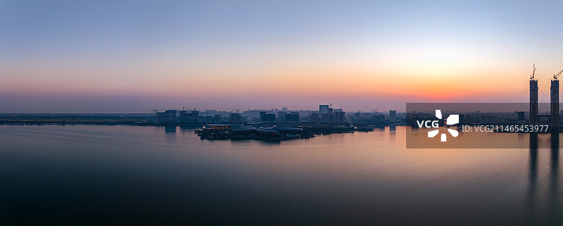 滴水湖洲际酒店晚霞倒影 临港新城天际线图片素材