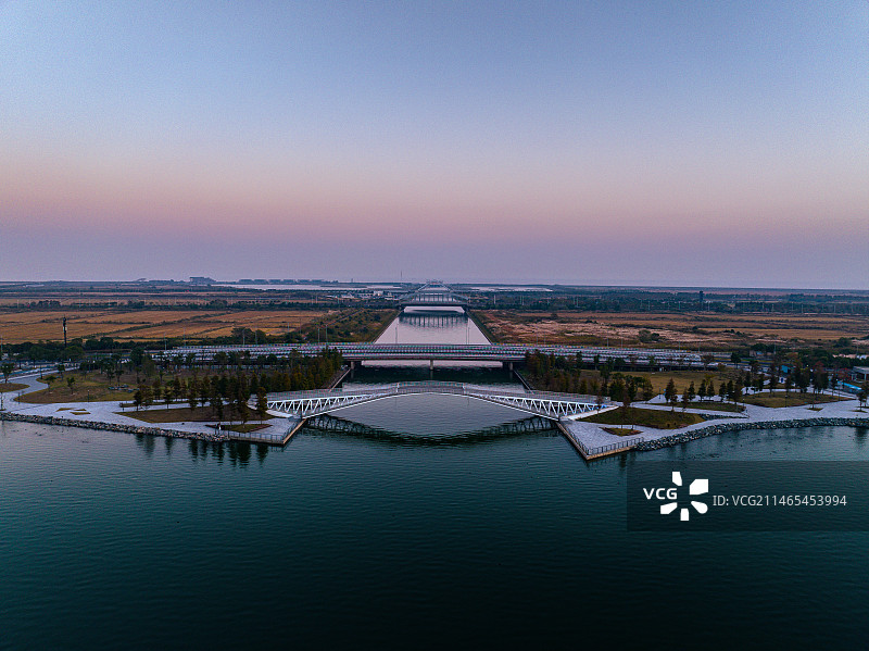 滴水湖天际线 滴水湖赤风港出海口 南汇新城 晚霞中桥的倒影图片素材