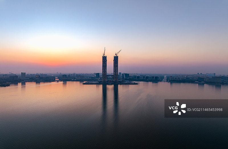 滴水湖天际线 上海临港中银大厦晚霞 滴水湖倒影 临港新城中银金融中心图片素材