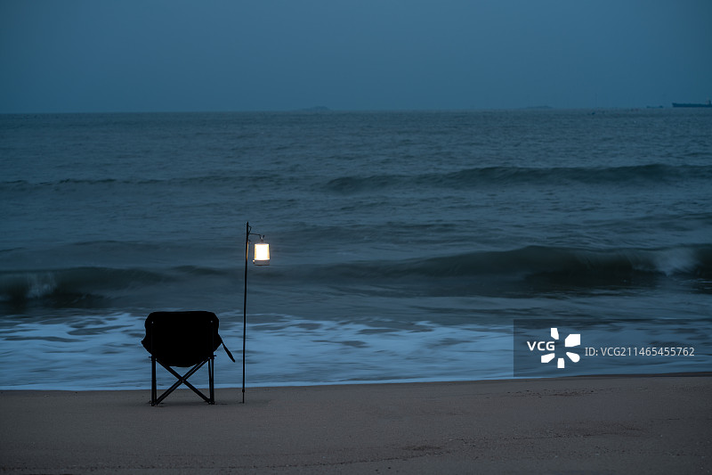 海滩上的空椅子图片素材