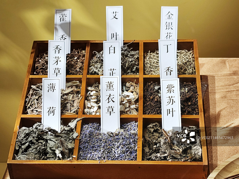 装在木盒里的中草药植物香料图片素材