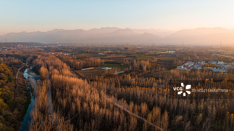 西安长安区夕阳下滈河旁树林及远处的终南山图片素材