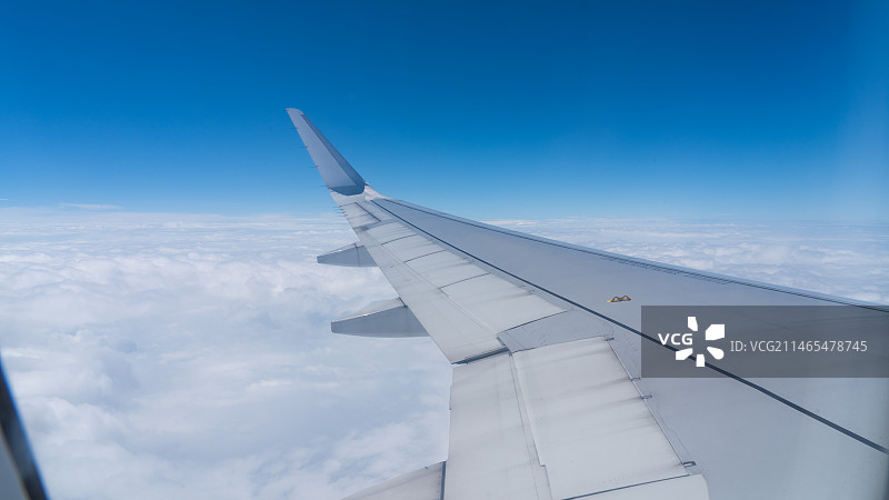 高空中的飞机客机机翼图图片素材