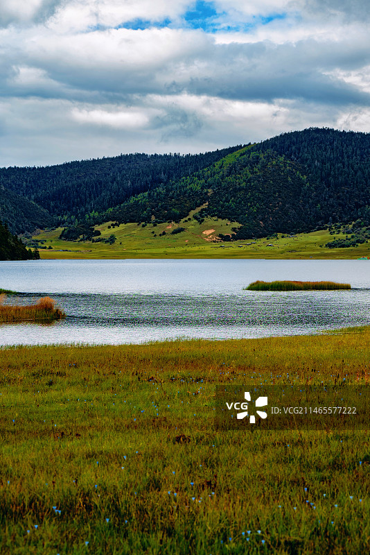 云南香格里拉普达措国家公园秋天的属都湖风光图片素材