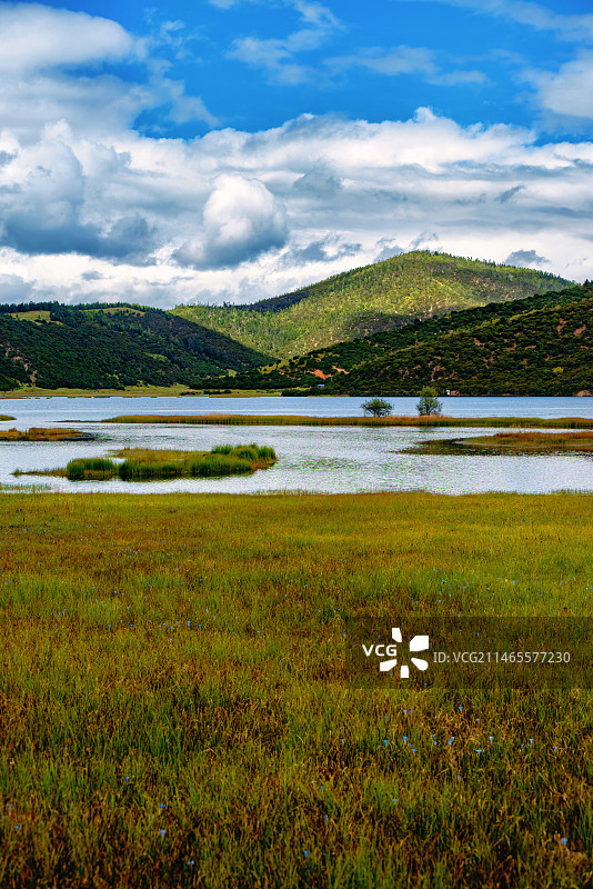 云南香格里拉普达措国家公园秋天的属都湖风光图片素材