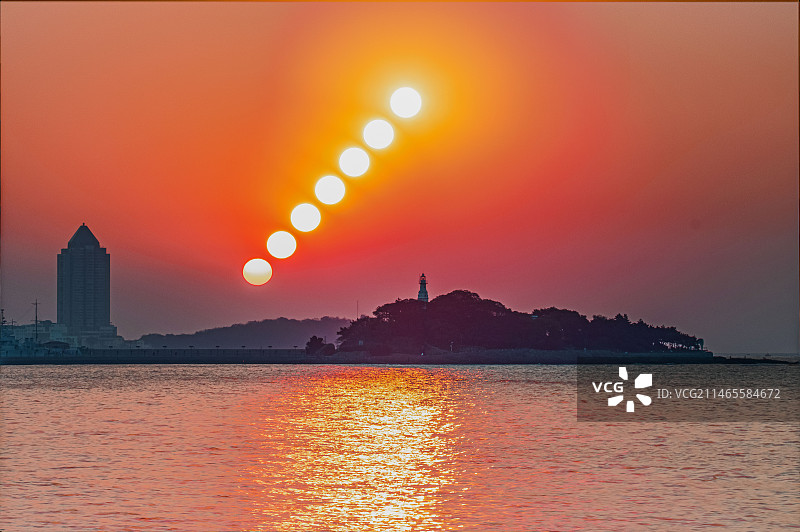 小青岛海上日出与悬日图片素材