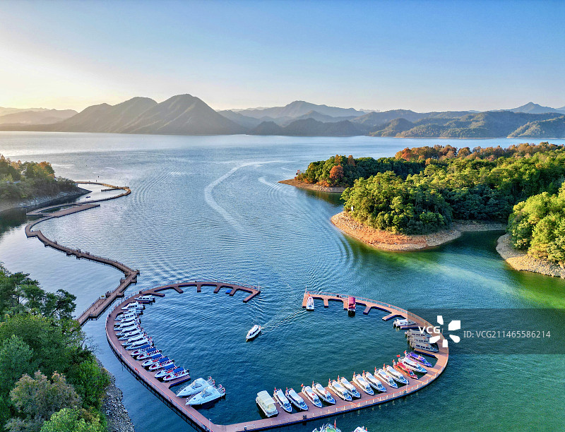 航拍落日时分宣城太平湖游艇码头图片素材