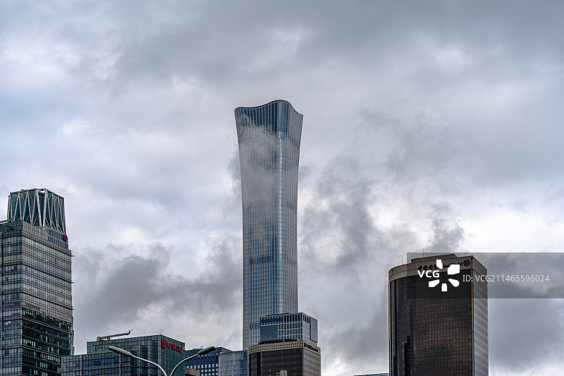 北京CBD阴雨天云彩穿过建筑图片素材