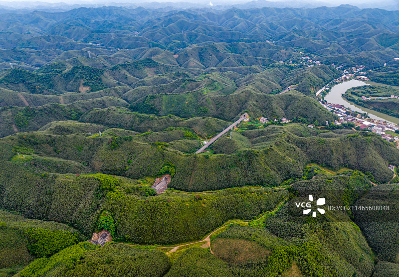 二广高铁（途径怀集县坳仔镇段）图片素材