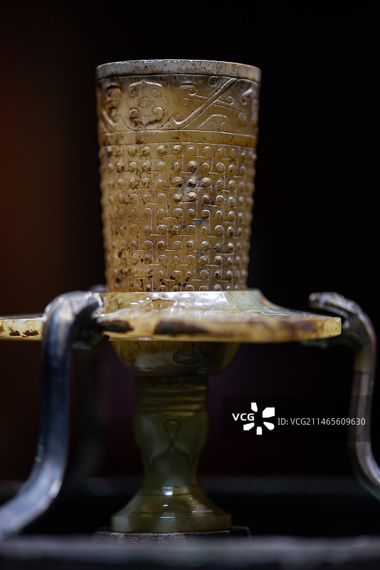 南越王博物院王墓展区南越藏珍陈列展出的铜承盘高足玉杯图片素材