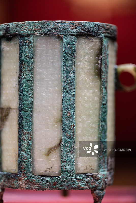 南越王博物院王墓展区南越藏珍常设展展出的文物鎏金铜框玉卮图片素材