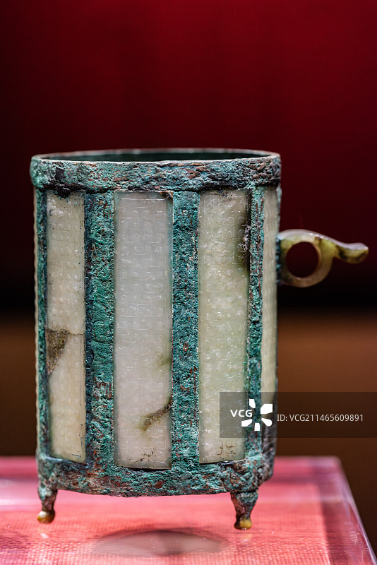 南越王博物院王墓展区南越藏珍常设展展出的文物鎏金铜框玉卮图片素材