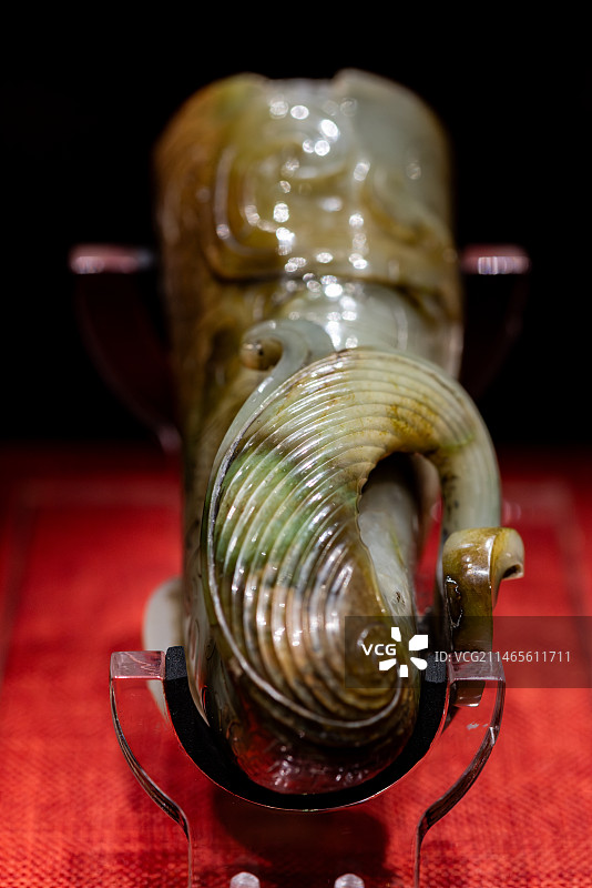 南越王博物院的镇馆之宝南越文王墓出土的文物犀角形玉杯图片素材