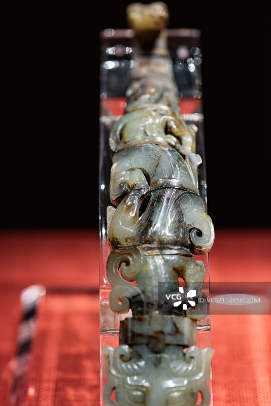 南越王博物院王墓展区展出的西汉南越国文物八节铁芯龙虎玉带钩图片素材