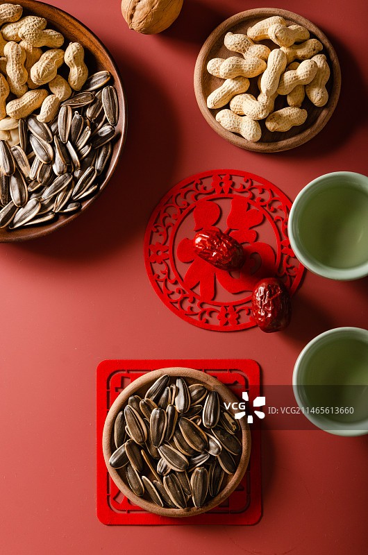 庆祝春节的各种年货零食和茶放在红色背景上图片素材