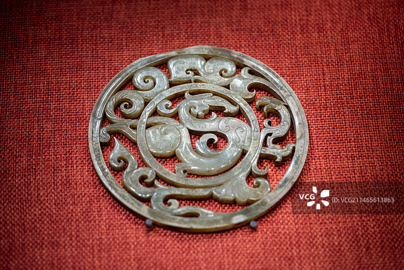 南越王博物院王墓展区展出的文物透雕龙凤纹重环玉佩图片素材