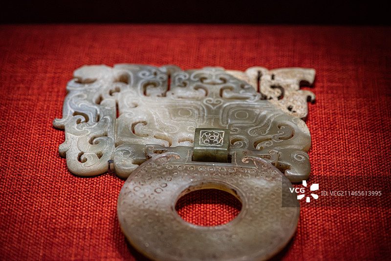南越王博物院王墓展区展出的文物兽首衔壁玉佩图片素材