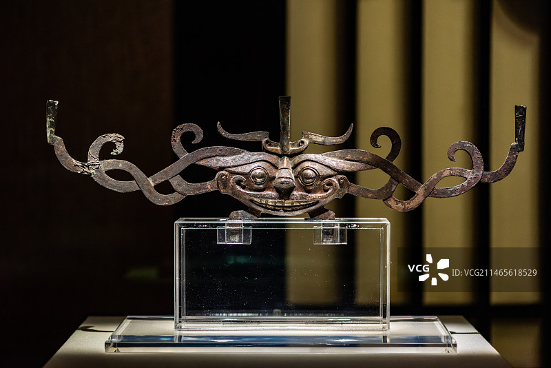 南越王博物院王墓展区展出的双面兽首鎏金铜顶饰图片素材