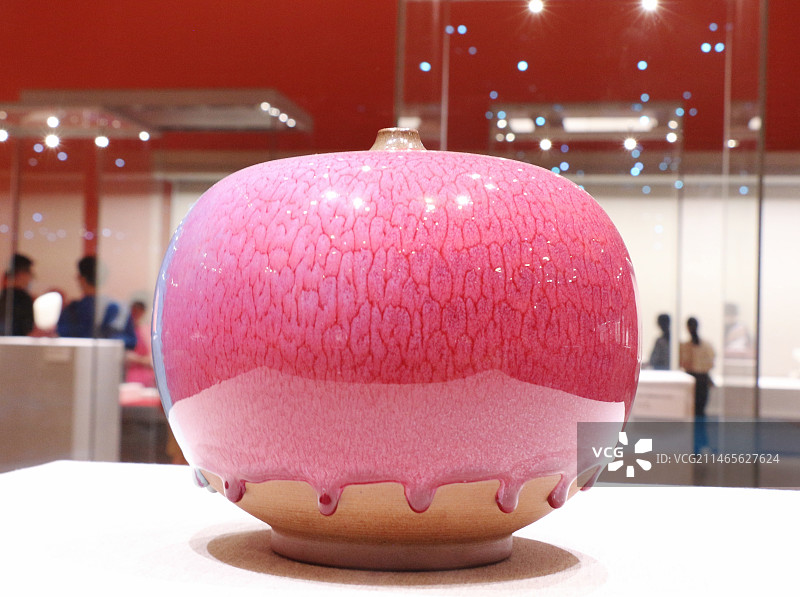 传统工艺品彩釉艺术瓶展览图片素材