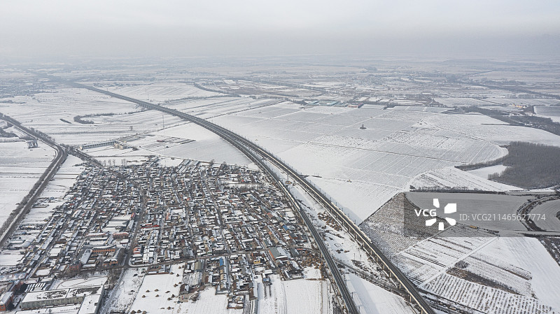 两列动车组列车行驶在哈牡客专，哈佳快速铁路的分叉点烟窝铺图片素材