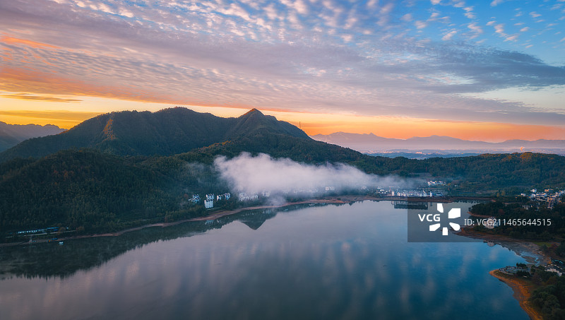 宏村奇墅湖秋日清晨漫天朝霞图片素材