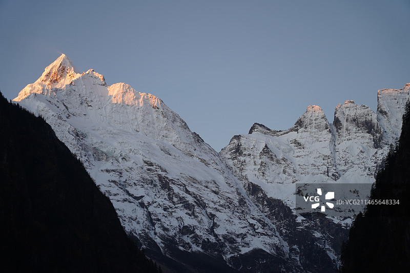 下雨崩日照金山图片素材