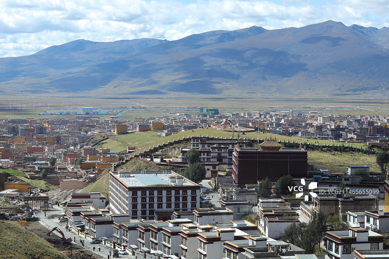 四川理塘县城市风光图片素材
