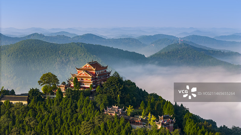 晨雾中的龙泉寺图片素材