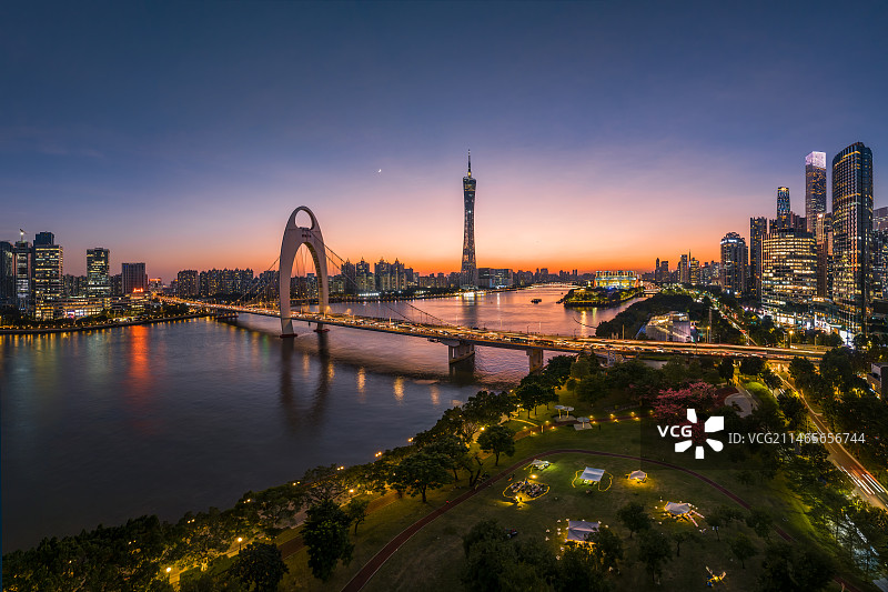 黄昏的广州塔、猎德大桥与临江大道带状公园露营的帐篷图片素材