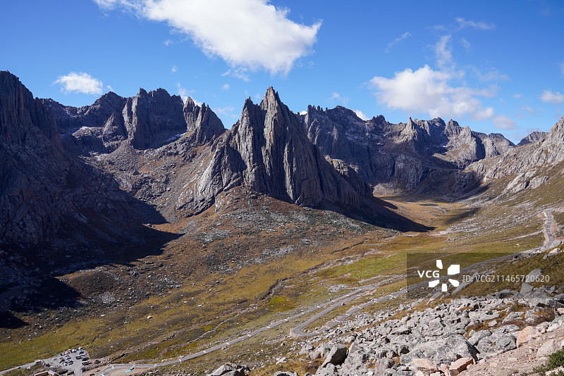 青藏高原东南部 四川省的阿坝县和青海省久治县、班玛县之间 莲宝叶则 石头山图片素材