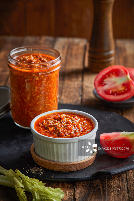 烹饪意大利面的番茄肉酱图片素材