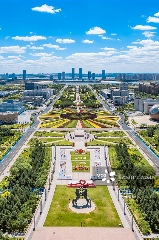中国内蒙古鄂尔多斯康巴什新区成吉思汗广场城市中轴线风光航拍图片素材