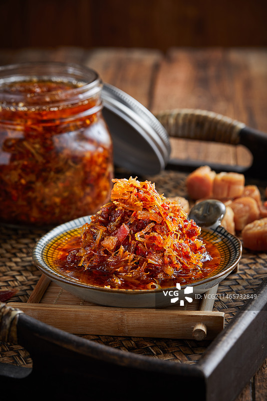 厨房桌子上放着美食海鲜酱的特写图片素材